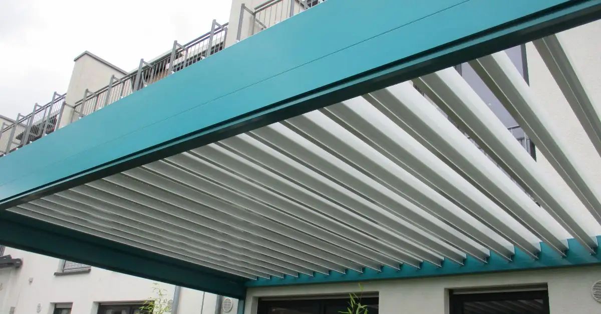 WAREMA Lamaxa Lamellenanlage mit Sonderfarbe Senkrechtmarkisen und Windwächter in Wuppertal