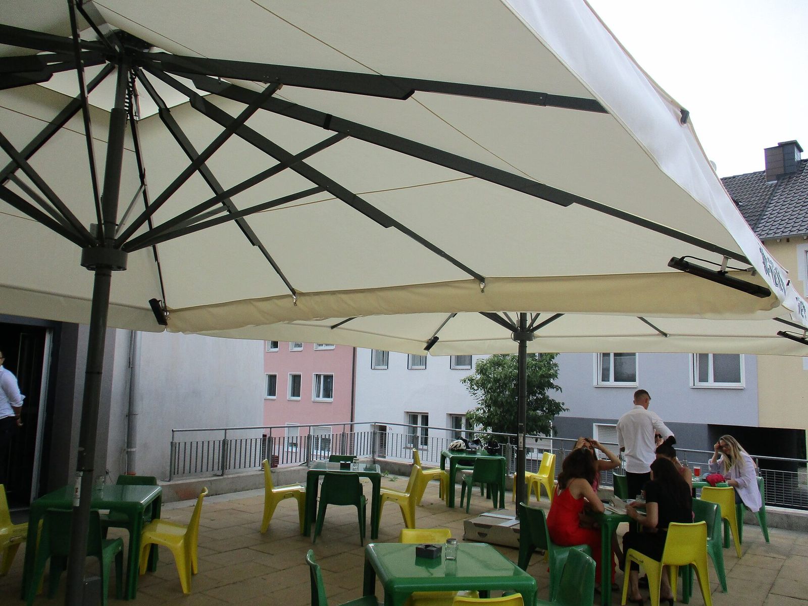 Le Bas in Bochum erhält neue Terrassenschirme