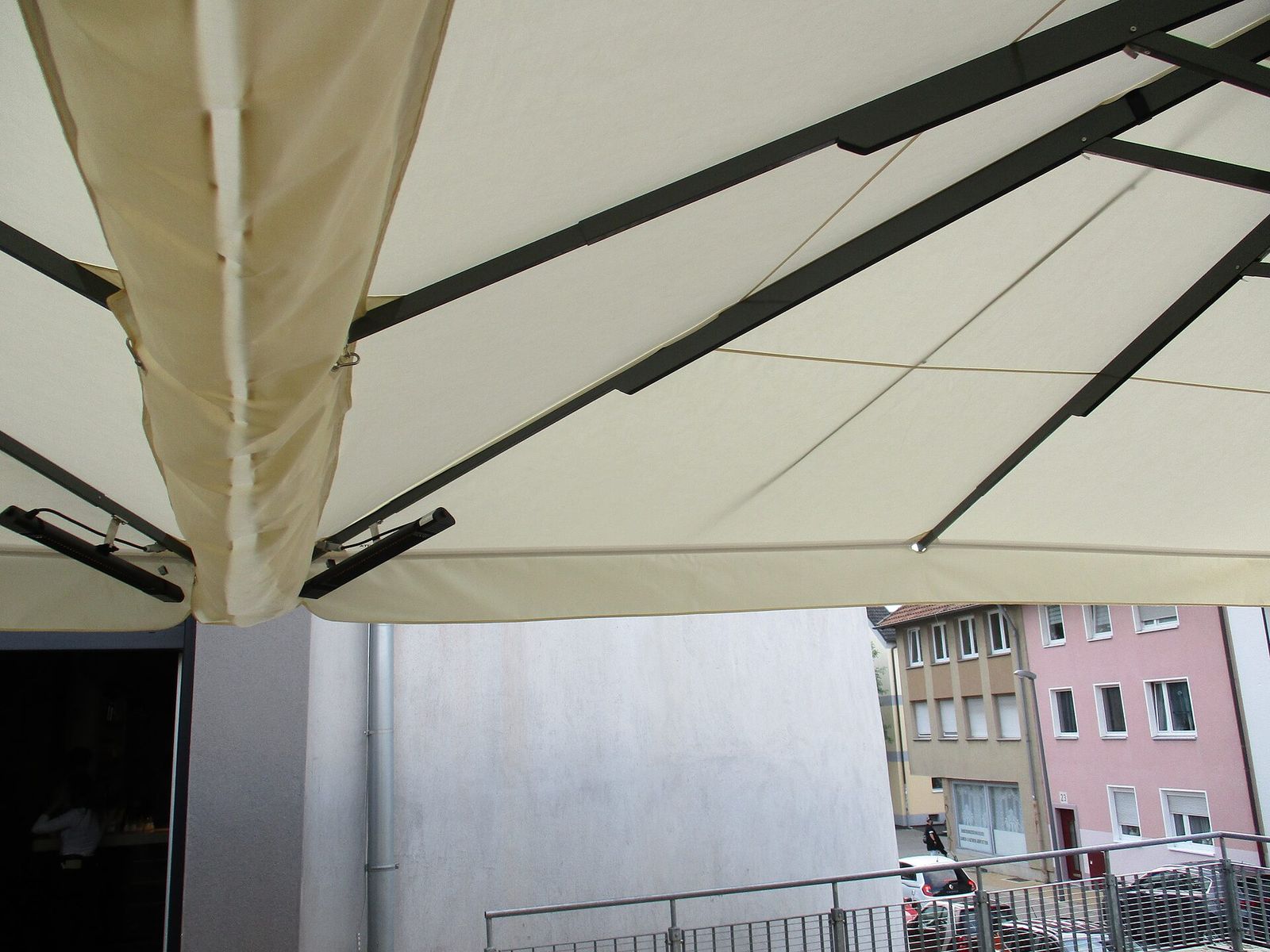 Le Bas in Bochum erhält neue Terrassenschirme