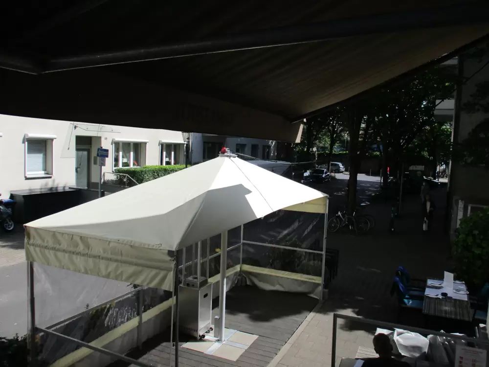 Spaghetti und Stars in Düsseldorf mit individueller Sonnen-Windschutz Lösung