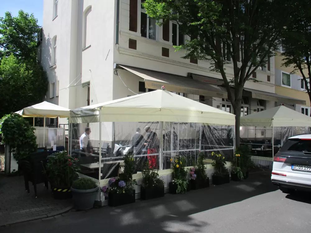 Spaghetti und Stars in Düsseldorf mit individueller Sonnen-Windschutz Lösung