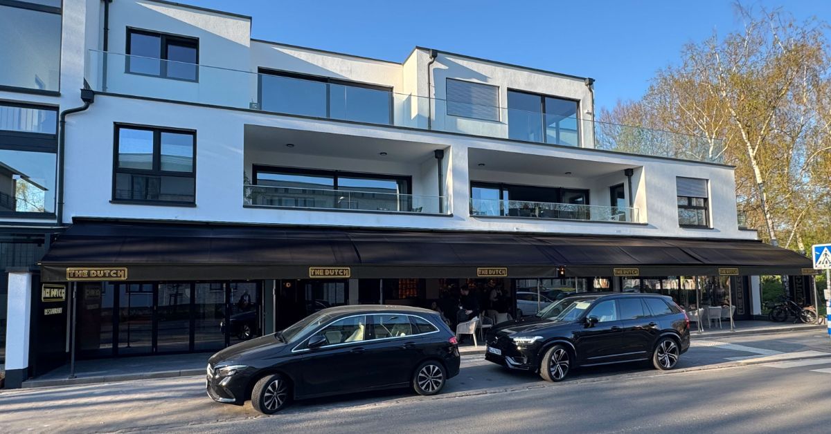 Perfekter Sonnen- und Wetterschutz für die Gastronomie - LEINER Sunrain Markisenanlage für „The Dutch“ in Köln