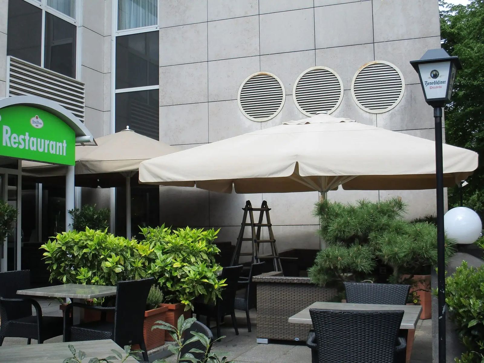 Großschirm/Sonnenschirm Neuss - Holiday Inn