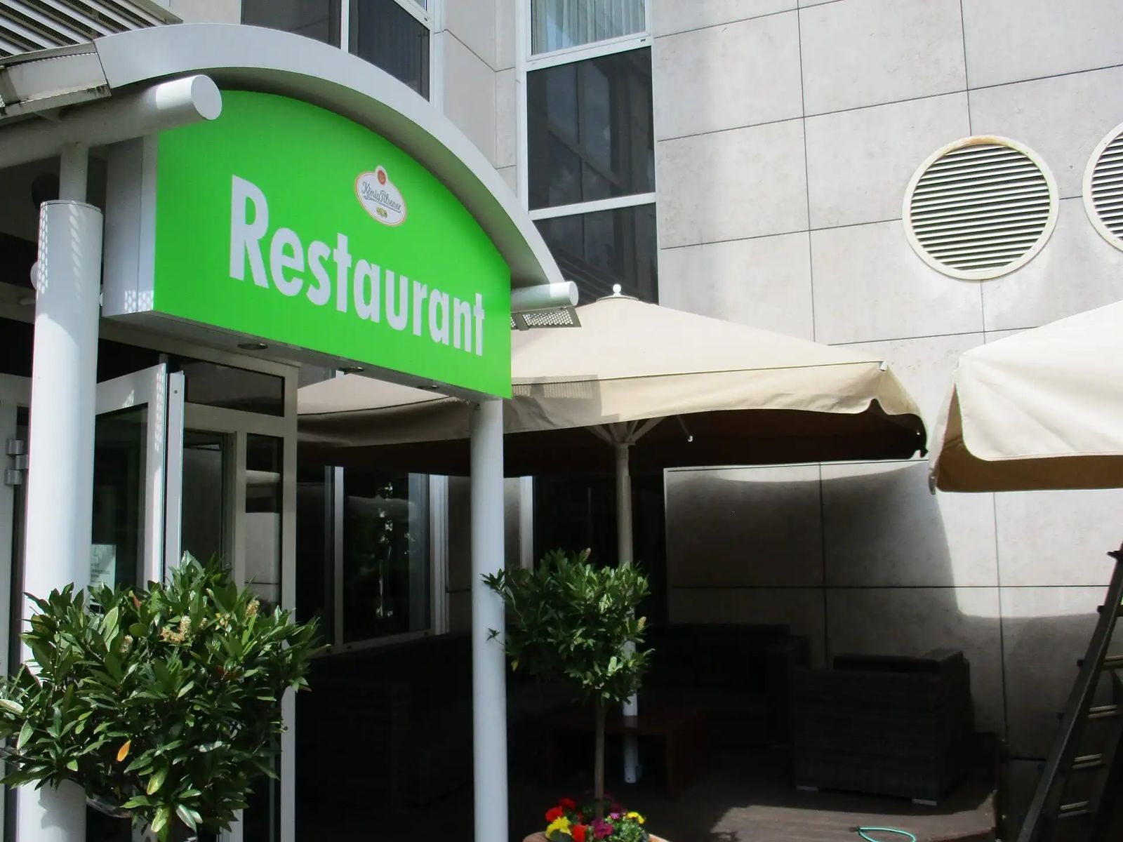 Großschirm/Sonnenschirm Neuss - Holiday Inn