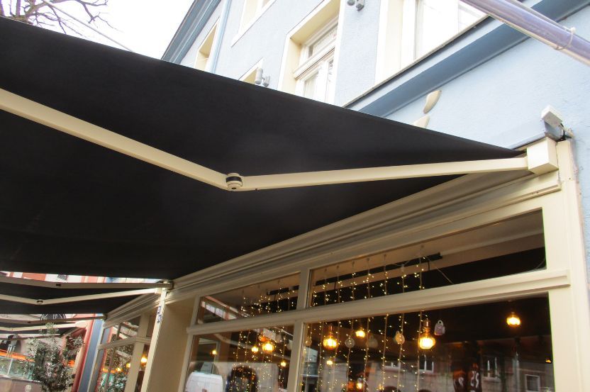 Maßgeschneiderte Markisenlösung für Café "Espresso Perfetto" in Neuss