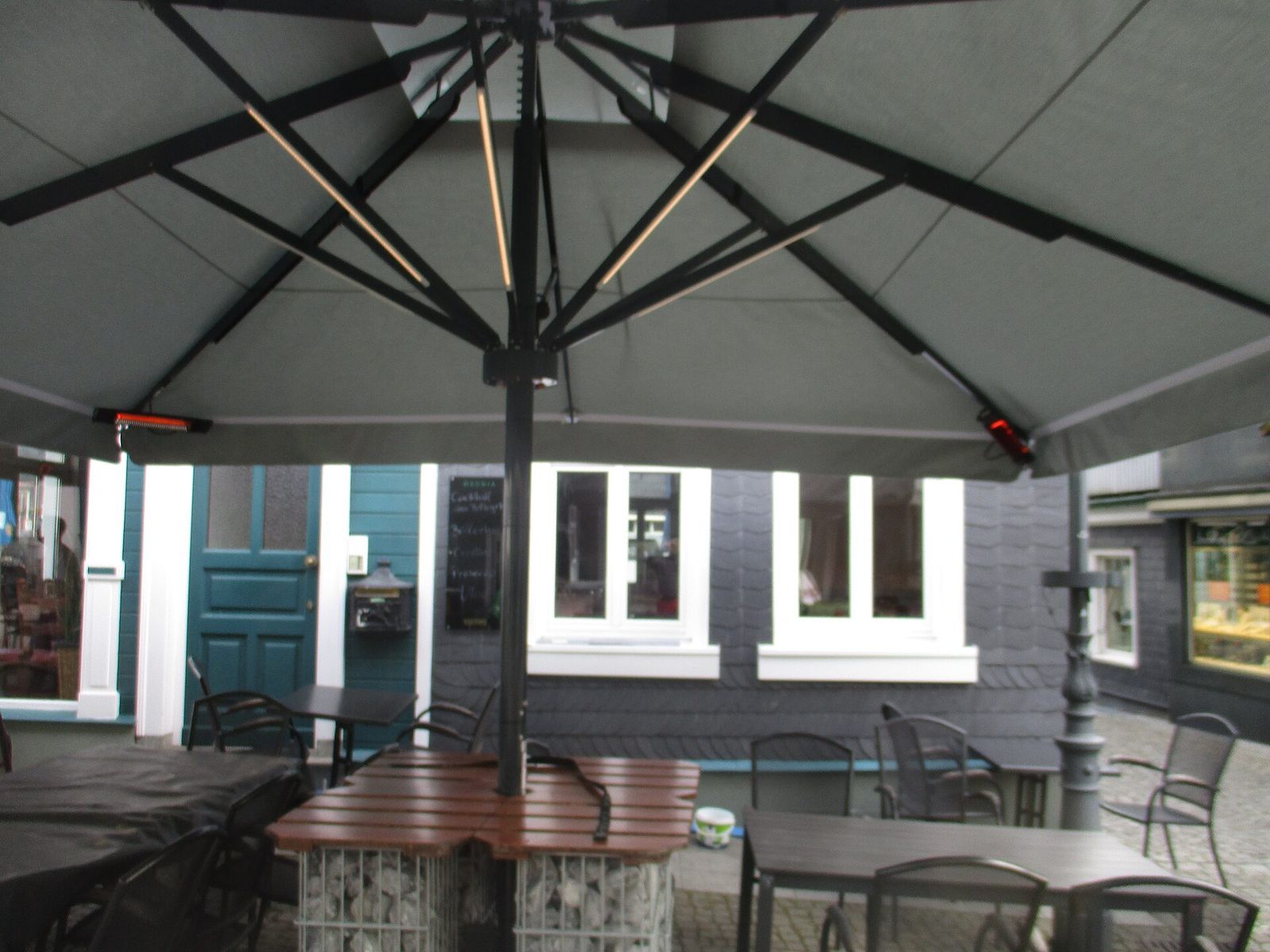 Neue Schirm- und Windschutzanlage - Trattoria Daunia in Remscheid