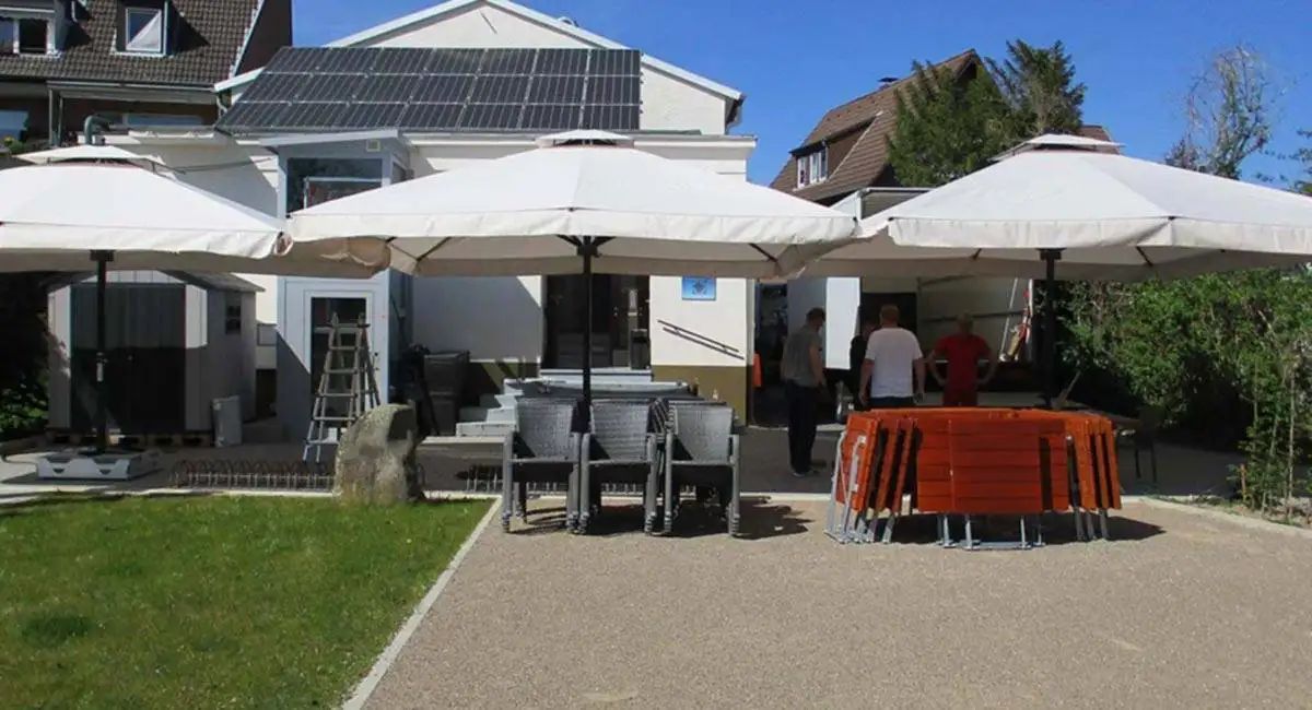Bürgerstube in Düsseldorf mit drei neuen BigBen Großschirmen für die Terrasse