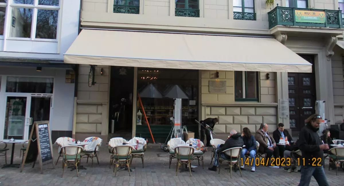 Café Engel bekommt eine neue Markise