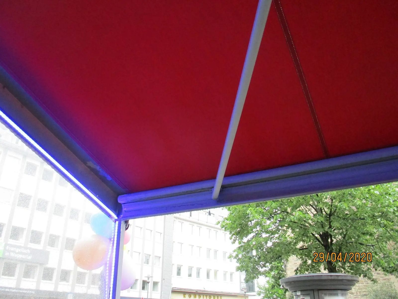 Neuer Markisenstoff für das Eiscafé La Perla in Wuppertal