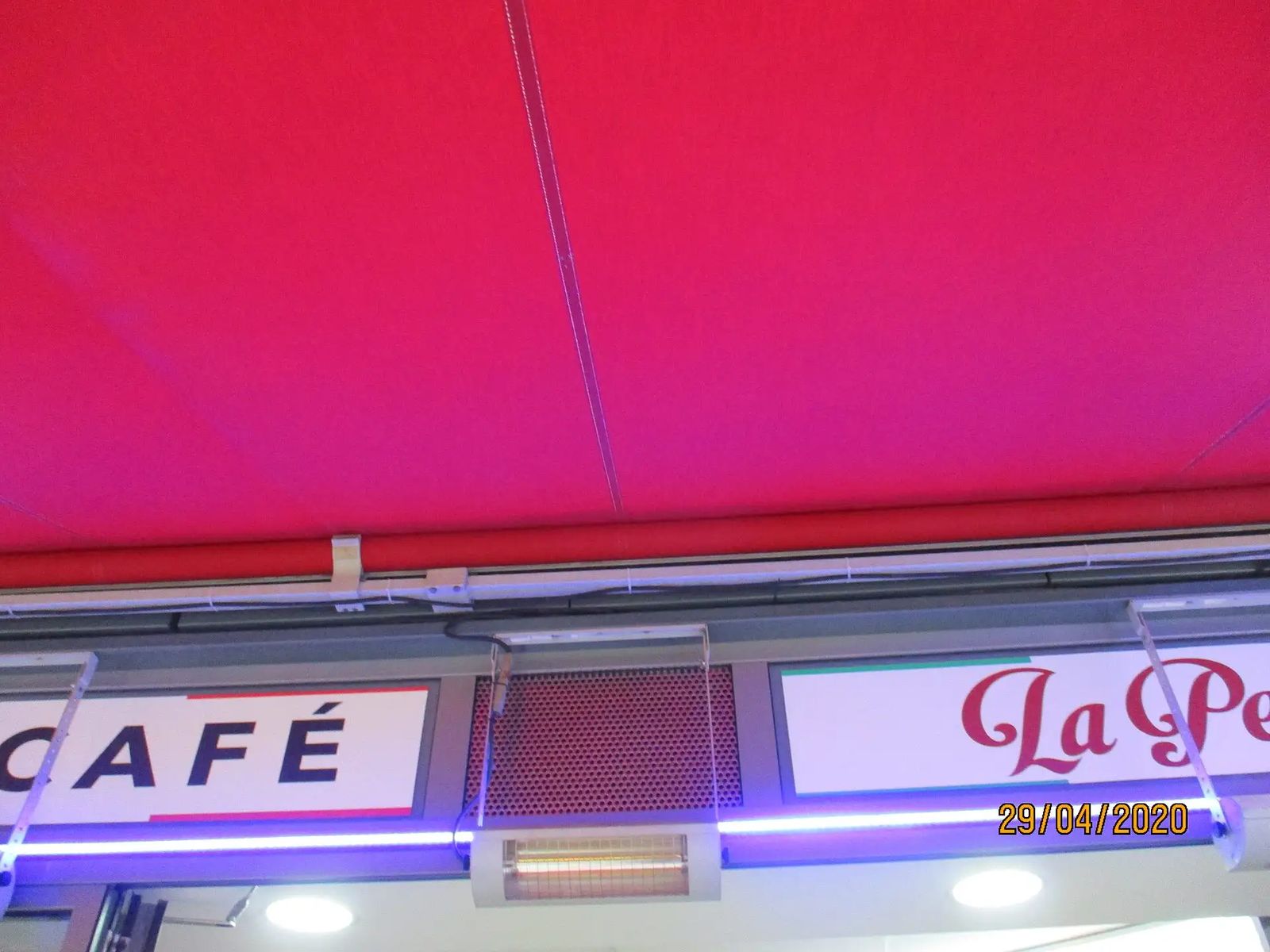 Neuer Markisenstoff für das Eiscafé La Perla in Wuppertal